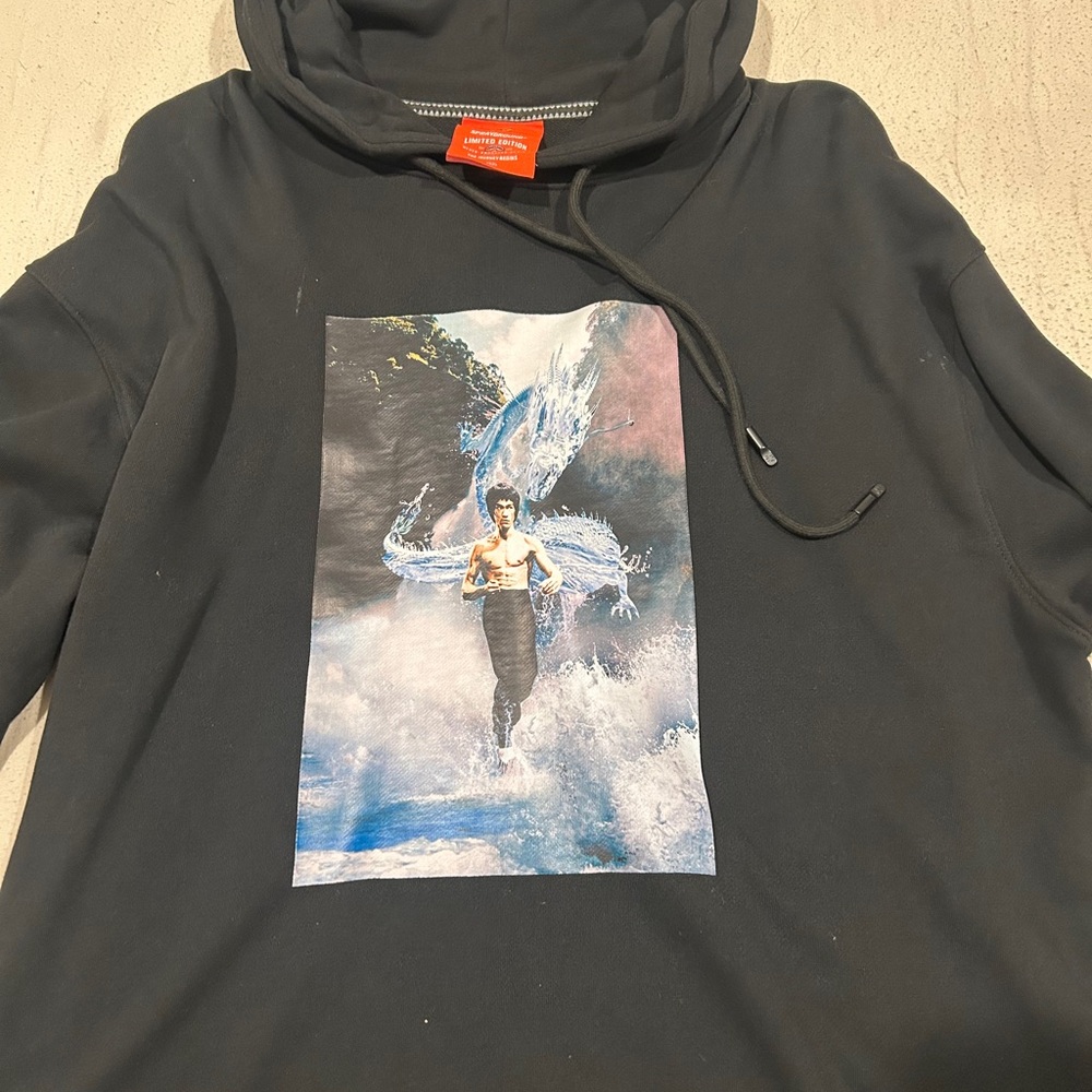 SPRAYGROUND X BRUCE LEE EXCLUSIVE APPAREL “BE WATER” HOODIE